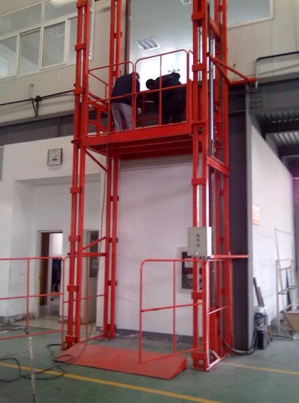 臨沂客戶倉庫導軌式升降貨梯安裝中
